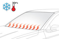 Par temps froid, la commande de désembuagedégivrage de la lunette arrière permet
