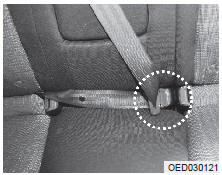 Si vous utilisez la ceinture de sécurité arrière centrale, utilisez la boucle